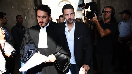 Jérôme Kerviel (à droite) et son avocat, David Koubbi, après la décision de la cour d'appel de Versailles (Yvelines), le 23 septembre 2016. (MARTIN BUREAU / AFP)