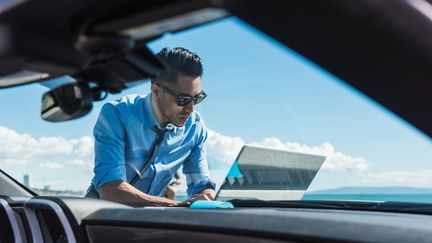 Un ordinateur portable pour controler, voire voler, une voiture connectée. (IS09AQ8JP / IMAGE SOURCE)