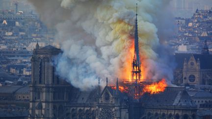 Un incendie ravage la flèche de la cathédrale Notre-Dame de Paris, le 15 avril 2019.&nbsp;L'incendie a provoqué une vive émotion, aussi bien en France que dans le reste du monde. Emmanuel Macron a aussitôt annoncé sa volonté de reconstruire l'édifice dans un délai de cinq ans.
 (HUBERT HITIER / AFP)