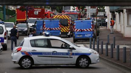 Une prise d'otages a eu lieu dans une église à Saint-Etienne-du-Rouvray (Seine-Maritime), le 26 juillet 2016. (CHARLY TRIBALLEAU / AFP)