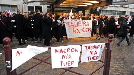 Des avocats manifestent devant le palais de justice de Lille (Nord), le 20 octobre 2015. (FRANCOIS LO PRESTI / AFP)