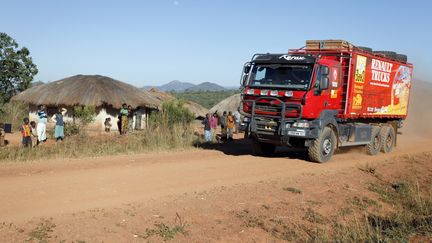 Le transport peut être un&nbsp;vecteur important du Covid-19. Ici photo d'illustration d'une course organisée par le&nbsp;constructeur français Renault Trucks sur les traces de l'explorateur David Livingstone dans le sud-est africain. Photo prise en Zambie le 17 juin 2009.
 (ANDRE GODELOUP / AFP)