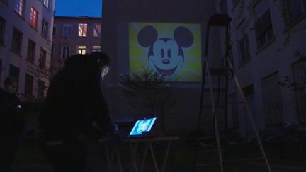 Lyon : des films projetés sur des immeubles pendant le confinement