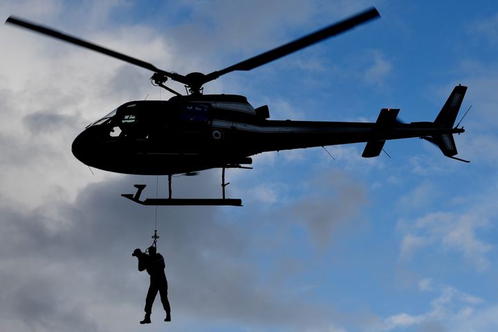 Les gendarmes doivent régulièrement travailler leurs compétences en escalade.  (DAMIEN MEYER / AFP)