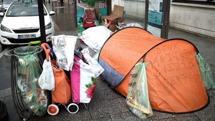 La toile de tente appartient à un SDF, place de Clichy à Paris, le 29 décembre 2017. (STEPHANE DE SAKUTIN / AFP)