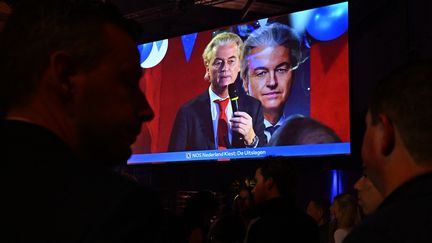 Le leader du PVV, Geert Wilders, prononce un discours après l'annonce des premiers sondages de sortie des élections générales, le 22 novembre 2023. (JOHN THYS / AFP)