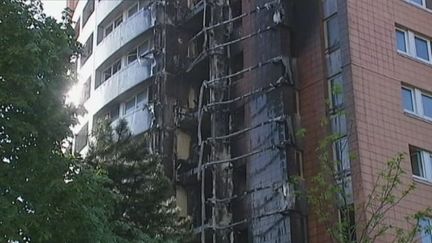 La fa&ccedil;ade de la tour ravag&eacute;e par un incendie, le 14 mai 2012, &agrave; Roubaix (Nord). (FTVI / FRANCE 2)