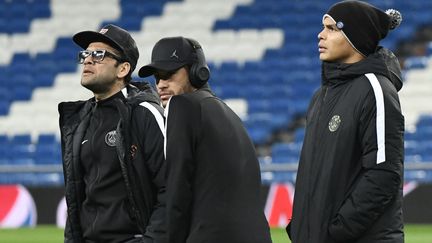 Les joueurs&nbsp;du PSG, Dani Alves (à gauche), Neymar (au centre) et Thiago Silva (à droite)&nbsp;au stade Santiago Bernabeu de Madrid (Espagne), le 13 février 2018. (AFP)