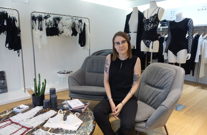 La créatrice de lingerie Paloma Casile dans sa boutique parisienne en juillet 2018
 (Corinne Jeammet)