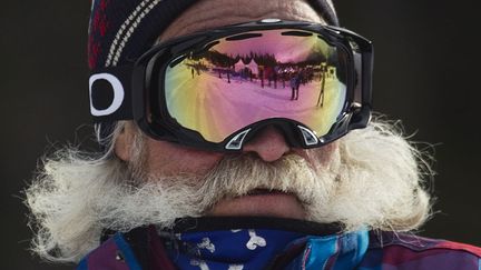 Un skieur fait une pause pour regarder quelques concurrentes lors de la descente f&eacute;minine aux championnats du monde de ski alpin, &agrave; Lac Louise, en Alberta (Canada), le 3 d&eacute;cembre 2011. (ANDY CLARK / REUTERS)