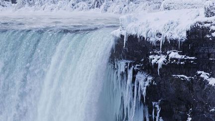 Les chutes du Niagara (Canada)&nbsp;fig&eacute;es dans la glace, le 19 f&eacute;vrier 2015. (AARON LYNETT / AP / SIPA)