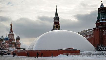 Un immense dôme gonflable temporaire recouvre le mausolée en marbre de Lénine. Installé sur la place Rouge à Moscou, il va maintenir une température correcte pendant l’hiver et permettre aux ouvriers de continuer les travaux de rénovation. (AFP PHOTO / ALEXANDER NEMENOV)