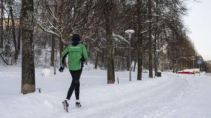 Malgré la neige et les températures glaciales, certains ne renoncent même pas à leur jogging. Le 4 janvier 2024 à Sundbyberg, près de Stockholm (Suède) (JONATHAN NACKSTRAND / AFP)