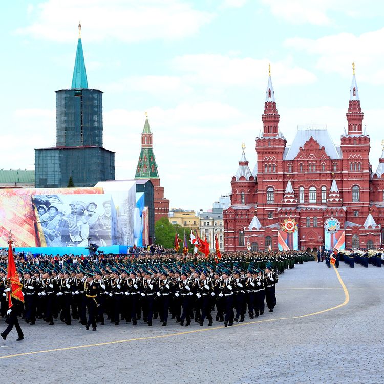 Les soldats répètent pour les célébrations du 9&nbsp;mai sur la place Rouge à Moscou (Russie), le 7 mai 2016. (SEFA KARACAN / ANADOLU AGENCY / AFP)