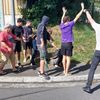 Il a fallu attendre l'intervention de la police pour que les esprits s'apaisent : le lynchage de cet émeutier par des habitants exaspérés a été proche.  (SANDRINE ETOA-ANDEGUE / FRANCEINFO)