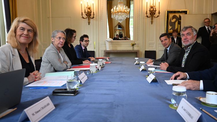 The Minister Delegate for Local Authorities, Dominique Faure, in the foreground on the left.  She attended a meeting in Matignon in the presence of Prime Minister Elisabeth Borne and the resigning mayor of Saint-Brévin, Yannick Morez, on May 17, 2023. (EMMANUEL DUNAND / POOL / AFP POOL)