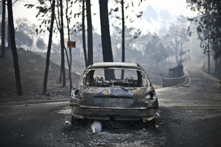 Dix-huit&nbsp;personnes ont péri dans leurs voitures, piégées par les flammes alors qu'elles circulaient sur la route reliant Figueiro dos Vinhos à Castanheira de Pera. (PATRICIA DE MELO MOREIRA / AFP)