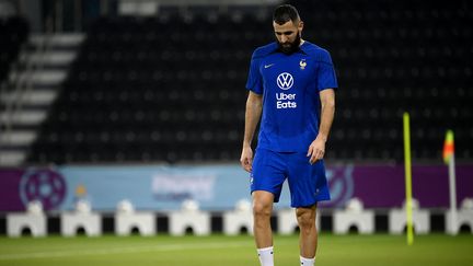 Karim Benzema a l'entraînement à Doha, le 17 novembre 2022, deux jours avant la blessure qui l'a privé de disputer la Coupe du monde. (FRANCK FIFE / AFP)