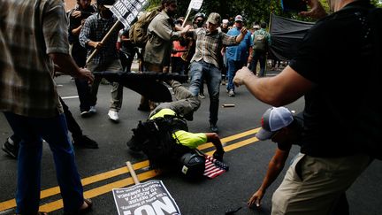 Des heurts ont éclaté, samedi 12 août, entre suprématistes blancs et militants antifascistes, à Charlottesville, aux Etats-Unis. (JOSHUA ROBERTS / REUTERS)