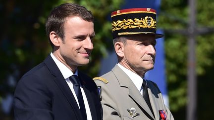 Le général&nbsp;Pierre de Villiers aux côtés d'Emmanuel Macron, lors des célébrations du 14-Juillet sur les Champs-Elysées à Paris, le 14 juillet 2017. (CHRISTOPHE ARCHAMBAULT / AFP)