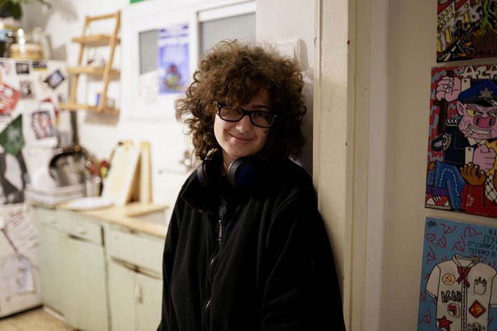 Originaire de Tel-Aviv, Rayy, 19 ans, doit souvent s'expliquer sur son refus du service militaire obligatoire. (PIERRE-LOUIS CARON / FRANCEINFO)