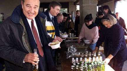 C'est sa fille Claude qui lui a fait découvrir sa bière préférée, la Corona, une bière mexicaine, qu'il buvait dans des bouteilles de 50 cl. (PHILIPPE WOJAZER / REUTERS)