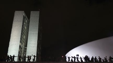 Des dizaines de milliers de manifestants ont d&eacute;fil&eacute;, dans le calme et jusque tard le soir, en face du Parlement br&eacute;silien &agrave;&nbsp;Brasilia, le 17 juin 2013, journ&eacute;e de forte mobilisation. (UESLEI MARCELINO / REUTERS)