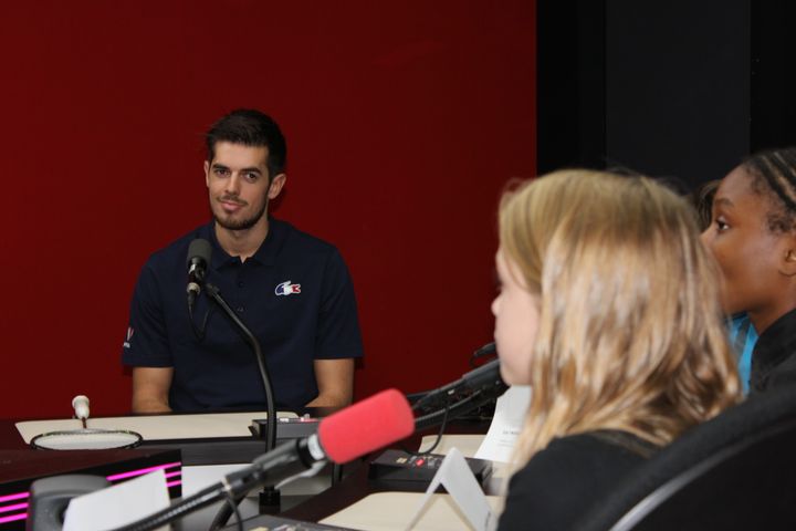 Jordan Corvée, badiste dans l'équipe de France, répond à des questions de collégiens, depuis un studio de Radio France. (FRANCEINFO / RADIO FRANCE)