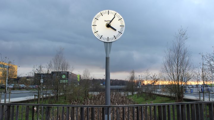 Une horloge install&eacute;e sur le parking de la gare TGV de Belfort-Montb&eacute;liard (Territoire de Belfort), le 9 d&eacute;cembre 2014. (MATHIEU DEHLINGER / FRANCETV INFO)