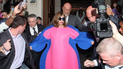 Lady Gaga a toujours un v&ecirc;tement astuce pour l'aider &agrave; masquer ses 11 kilos en trop. (DI CROLLALANZA GOFFREDO/SIPA)