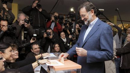 Le probable futur chef du gouvernement espagnol, Mariano Rajoy, d&eacute;pose son bulletin de vote dans un bureau de Madrid. (ANGEL DIAZ /EPA /MAXPPP)