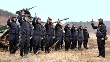 Une image des troupes nord-cor&eacute;ennes transmise par l'agence officielle KCNA. (KCNA / REUTERS)