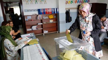 &nbsp; (Les Turcs votent dimanche pour élire leurs députés dans un scrutin déterminant pour l'avenir du président Recep Tayyip Erdogan, qui espère une large victoire de son parti pour renforcer son emprise contestée sur le pays © REUTERS/Murad Sezer)