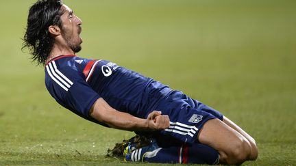 La joie du d&eacute;fenseur serbe de Lyon Milan Bisevac, apr&egrave;s avoir marqu&eacute; contre le Grasshopper de Zurich en tour pr&eacute;liminaire de la Ligue des champions, &agrave; Lyon (Rh&ocirc;ne), le 30 juillet 2013.&nbsp; (PHILIPPE DESMAZES / AFP)