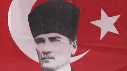 Le 29 octobre 1923, Atatürk fondait la République turque. Le centenaire était célébré en Turquie, dimanche 29 octobre. Malgré des visions différentes, Recep Tayyip Erdogan a rendu hommage à son prédécesseur. (franceinfo)