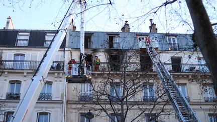 Un incendie a fait au moins deux morts dans le 11e arrondissement de Paris, sur le boulevard Voltaire, jeudi 11 février 2021. (AURÉLIEN ACCART / RADIOFRANCE)