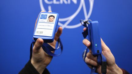 La capteur de proximité, ou proximètre. Il repère les appareils semblables situés à proximité&nbsp;et vibre lorsque la personne qui le porte se tient à moins de deux mètres de distance d'une autre pendant plus de 30 secondes. (CERN)