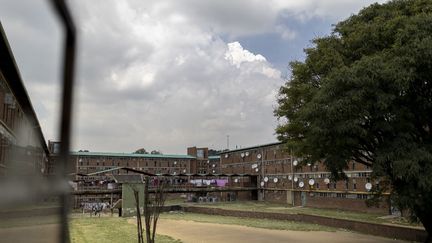 Dans l'agglomération de Johannesburg, à Alexandra, un des townships les plus miséreux d'Afrique du Sud, 8 000 femmes noires et quelque 3 000 enfants vivent dans la crasse et la misère à l’"hostel Helen-Joseph". Car cette enceinte en briques aux allures de pénitencier, composée de huit blocs, est laissée à l’abandon depuis des décennies. (GUILLEM SARTORIO / AFP)