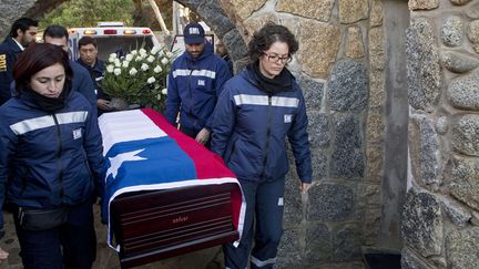 Le cercueil de Pablo Neruda ramené au domicile du poète afin dy être inhumé, le 26 avril 2016 à Isla Negra, au Chili
 (Esteban Felix / AP / Sipa)