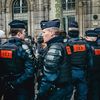 Des membres des forces de l'ordre encerclent l'hôtel de Ville de Paris, le 17 avril 2023, lors d'une manifestation contre la réforme des retraites. (VIRGINIE HAFFNER / HANS LUCAS / AFP)