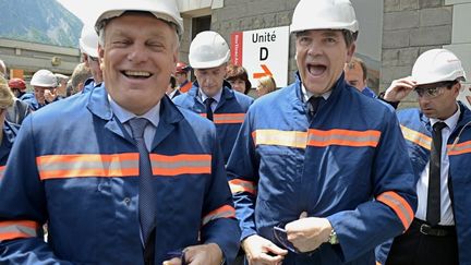 Le Premier ministre Jean-Marc Ayrault et le ministre du Redressement productif Arnaud Montebourg sur le site Rio Tinto Alcan de Saint-Jean-de-la-Maurienne le 13 juillet 2013.&nbsp; (PHILIPPE DESMAZES / AFP)