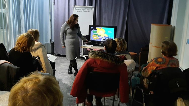 Iryna gives a course on the history of Ukraine at the National History Museum in kyiv, in December 2022. (Agathe Mahuet / Radio France)