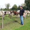 Alain Davy, éleveur de vaches laitières bio et cultivateur de céréales à Pointel (Orne), le 27 septembre 2017. (VALENTINE PASQUESOONE / FRANCEINFO)