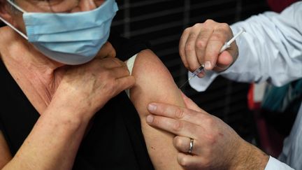 Une femme âgées reçoit une dose&nbsp;Pfizer-BioNtech, le 2 mars 2021, à Garlan (Finistère). (FRED TANNEAU / AFP)