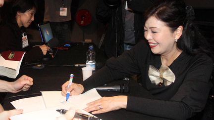 L'auteur de mangas Riyoko Ideda dédicace ses albums au festival d'Angoulême (janvier 2011) (ROMAIN PERROCHEAU / AFP)