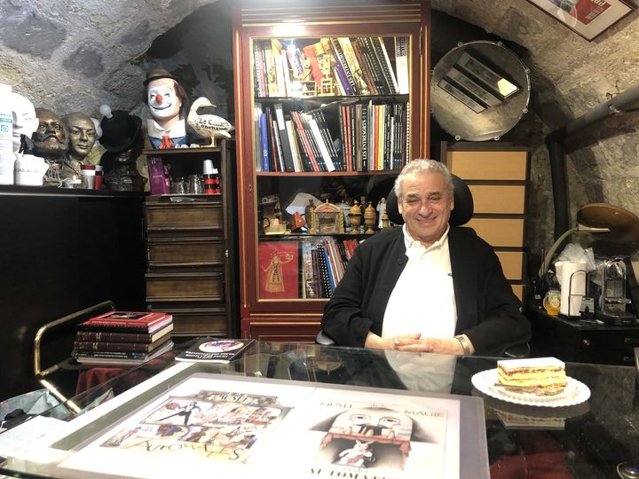 Georges Proust, fondateur de la Maison de la magie Robert-Houdin et du Musée de la Magie de Paris, dans son bureau. (NISRINE MANAI / FRANCEINFO CULTURE)