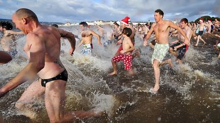 A Exmouth, dans le sud-ouest de l'Angleterre, les baigneurs se sont jet&eacute;s &agrave; l'eau pour No&euml;l, le 25 d&eacute;cembre 2012.&nbsp; (BEN BIRCHALL /AP /SIPA)