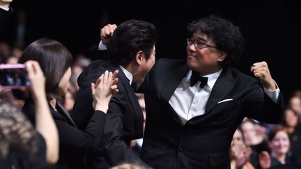 La joie du réalisteur coréen Bong Joon-Ho, à l'annonce de sa Palme d'or lors de la cérémonie de clôture du 72e Festival de Cannes, le 25 mai 2019.&nbsp; (PASCAL LE SEGRETAIN / GETTY IMAGES EUROPE)