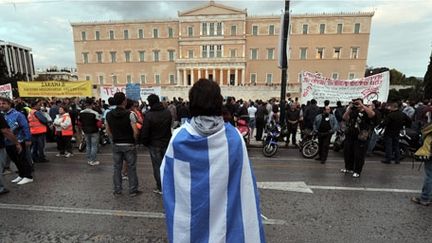 Manifestant, enveloppé dans un drapeau grec, le 7 novembre 2012 devant le Parlement à Athènes (AFP/LOUISA GOULIAMAKI)