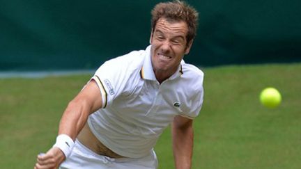 Richard Gasquet au service sur gazon